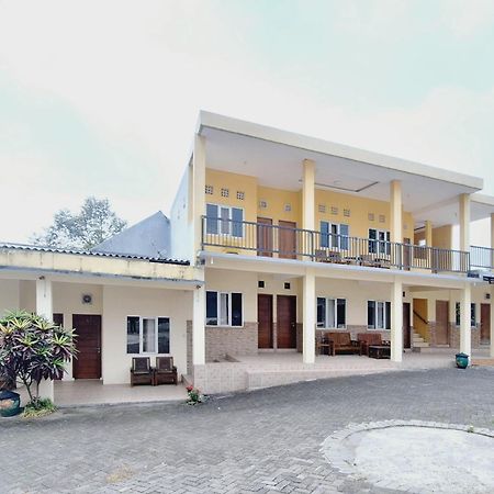 Villa Bukit Bunga Syariah Redpartner Pacet Mojokerto Dış mekan fotoğraf