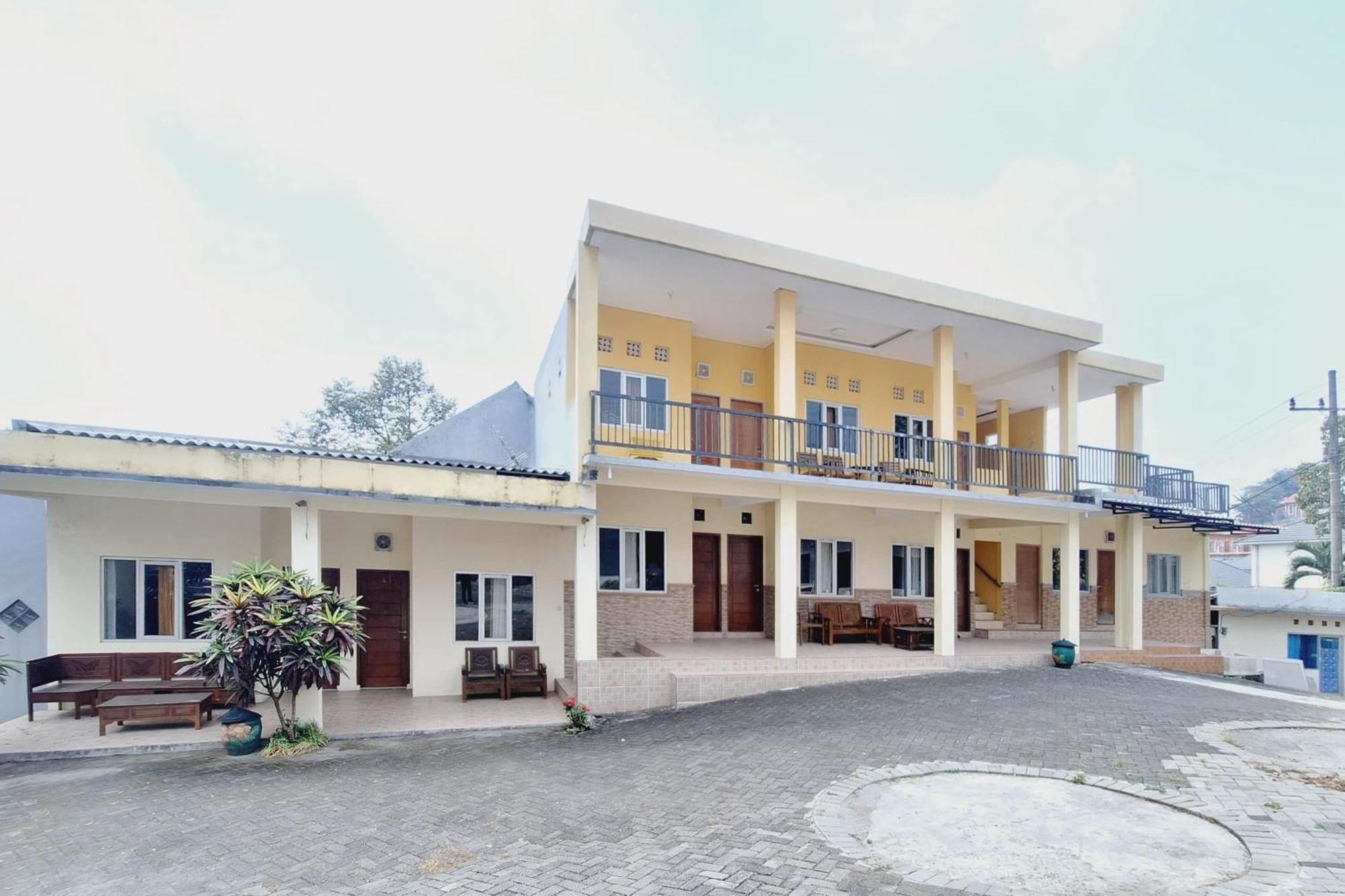 Villa Bukit Bunga Syariah Redpartner Pacet Mojokerto Dış mekan fotoğraf