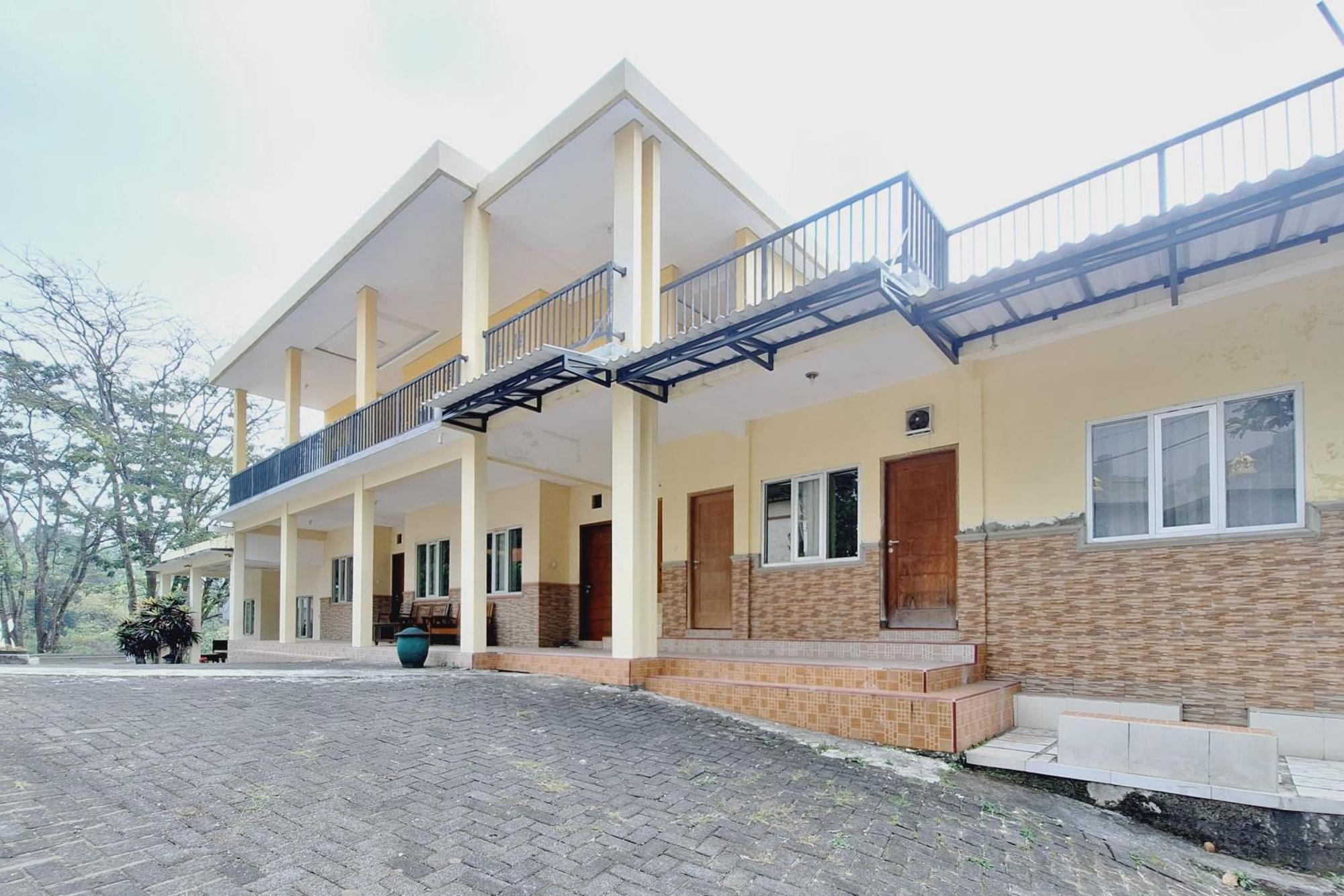 Villa Bukit Bunga Syariah Redpartner Pacet Mojokerto Dış mekan fotoğraf