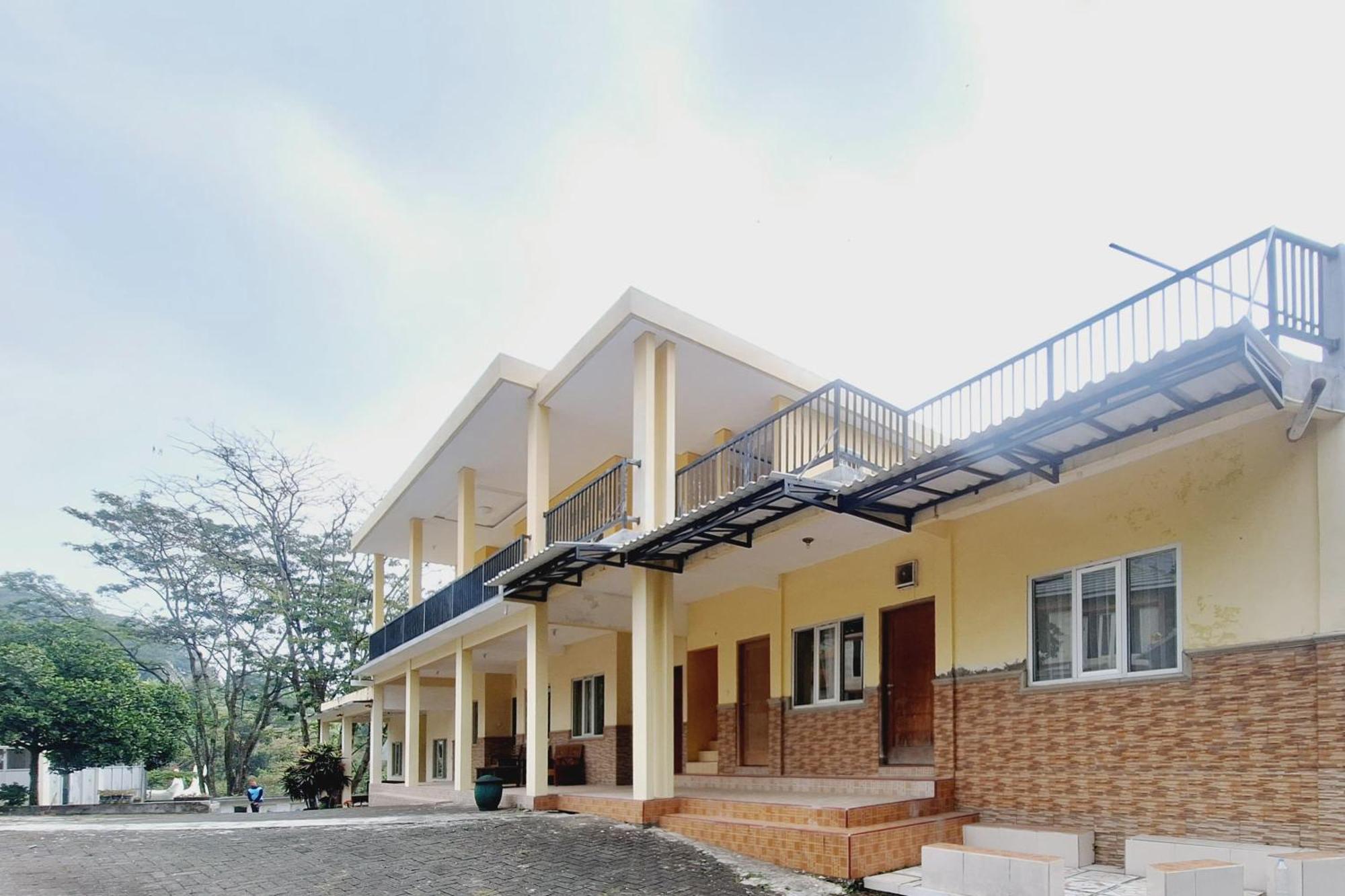 Villa Bukit Bunga Syariah Redpartner Pacet Mojokerto Dış mekan fotoğraf